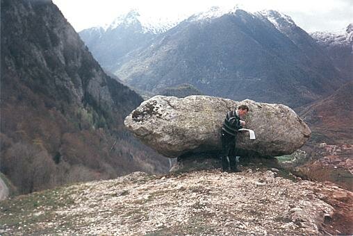 Mesures radiesthésiques par Adolphe Landspurg au dolmen de Sem (Ariège), haut lieu d'énergie