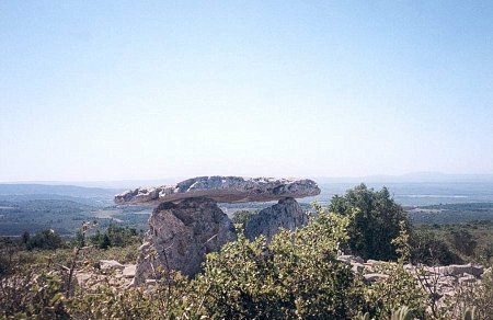 Le dolmen de Minerve (Hérault), France, Haut-lieu d'énergie. En cet ancien lieu mégalithique les gens du pays ont aperçu des lumières insolites dans le ciel